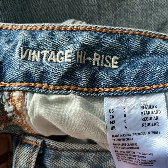 NWOT AMERICAN EAGLE Vintage hi-rise Light-wash Distressed Jeans (STRETCH) - Picture 10 of 10